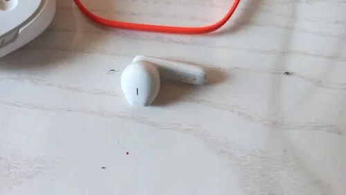 Uno dei due aricolari JBL Wave 300TWS